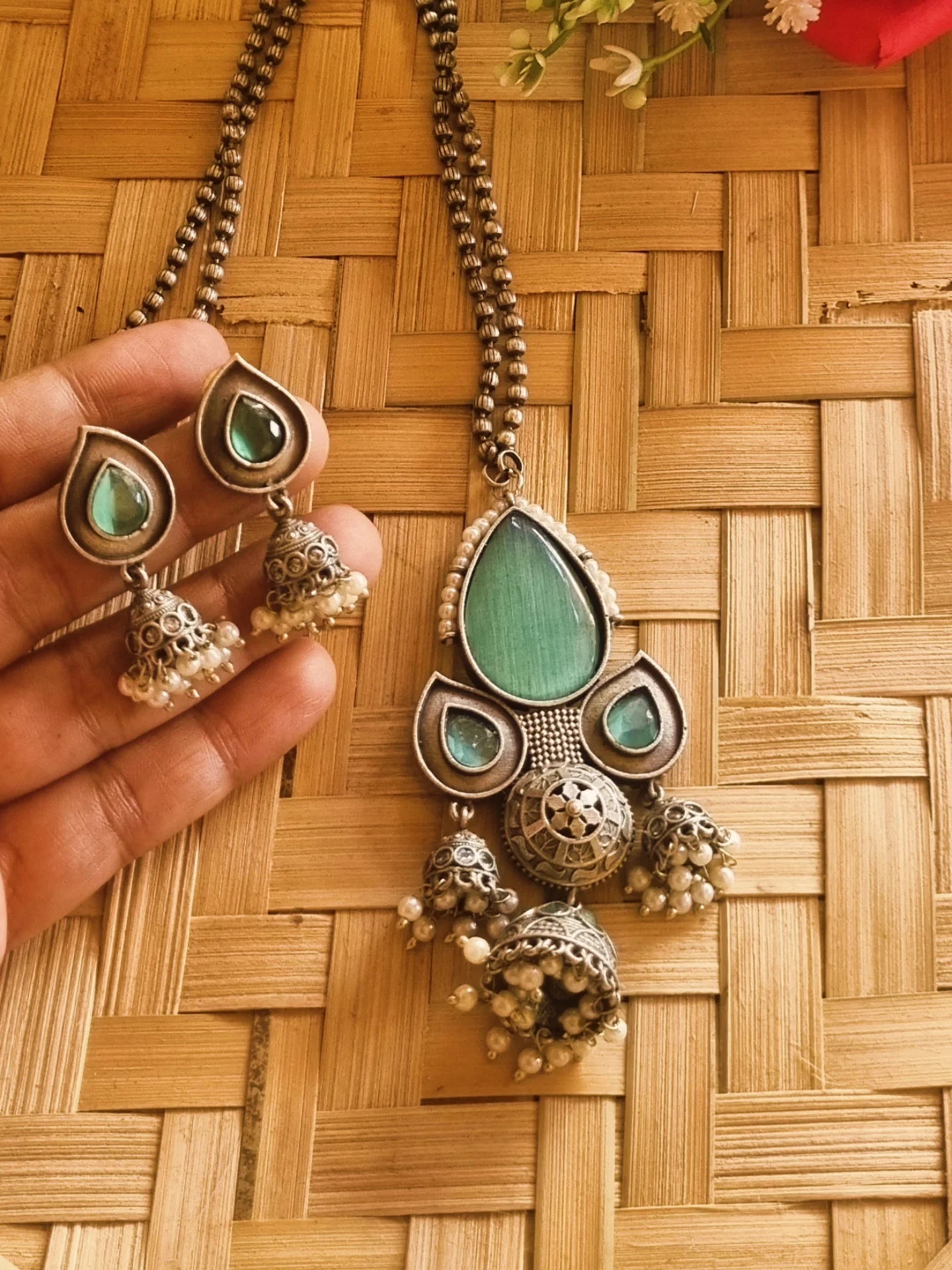 Sreemoyee Pendant Set