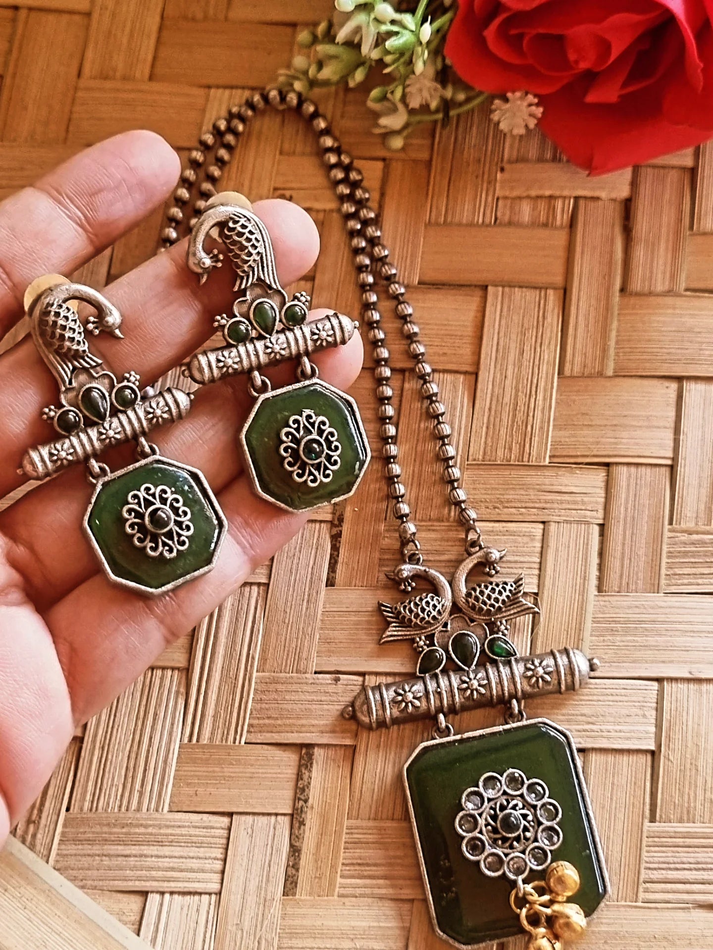 Mridula Pendant Set