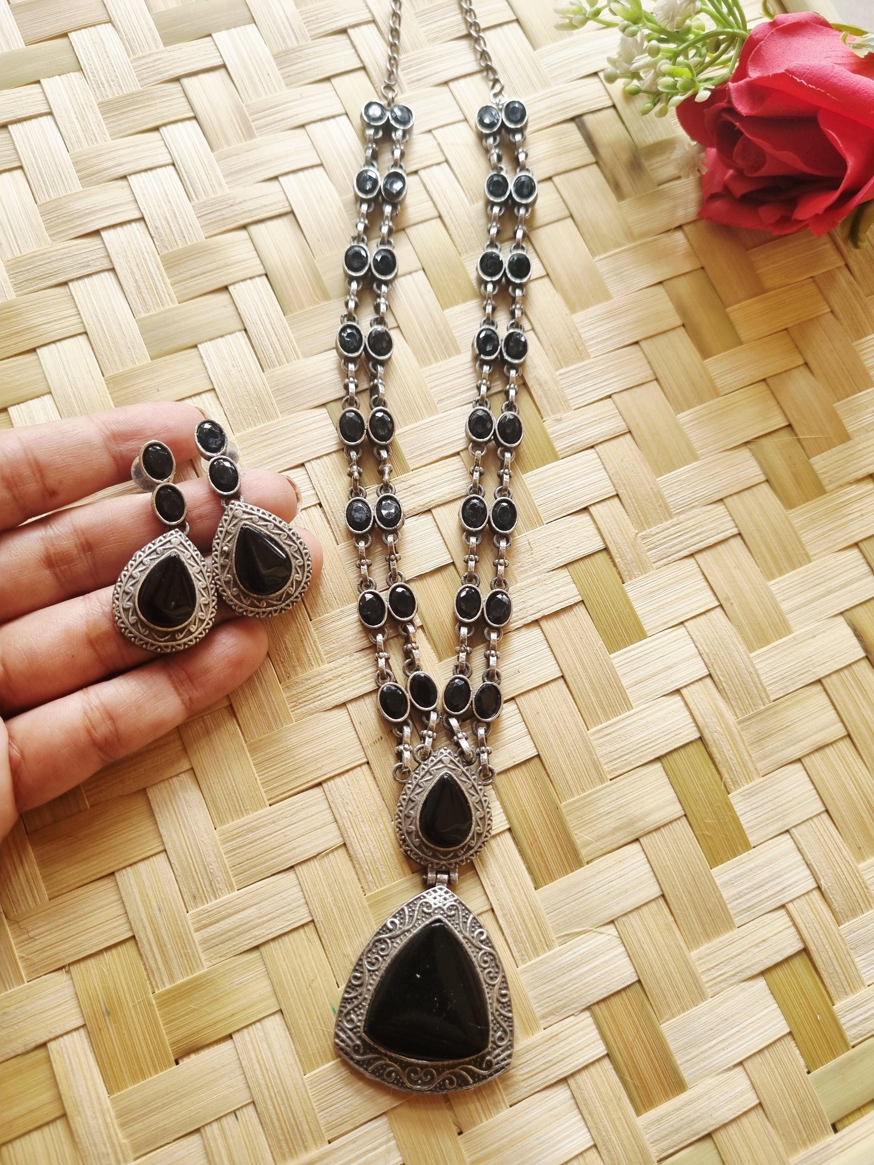 Suhasni Pendant Set