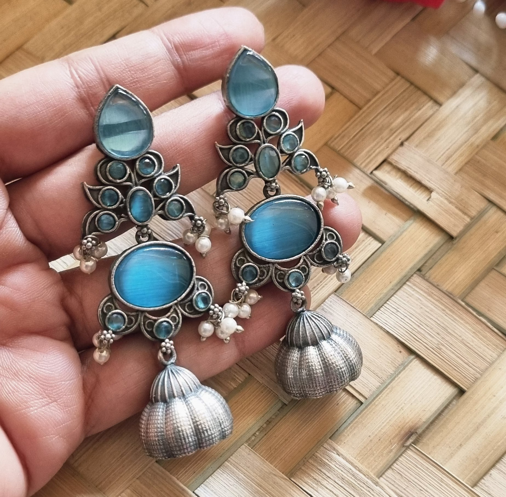 Earrings with blue stones