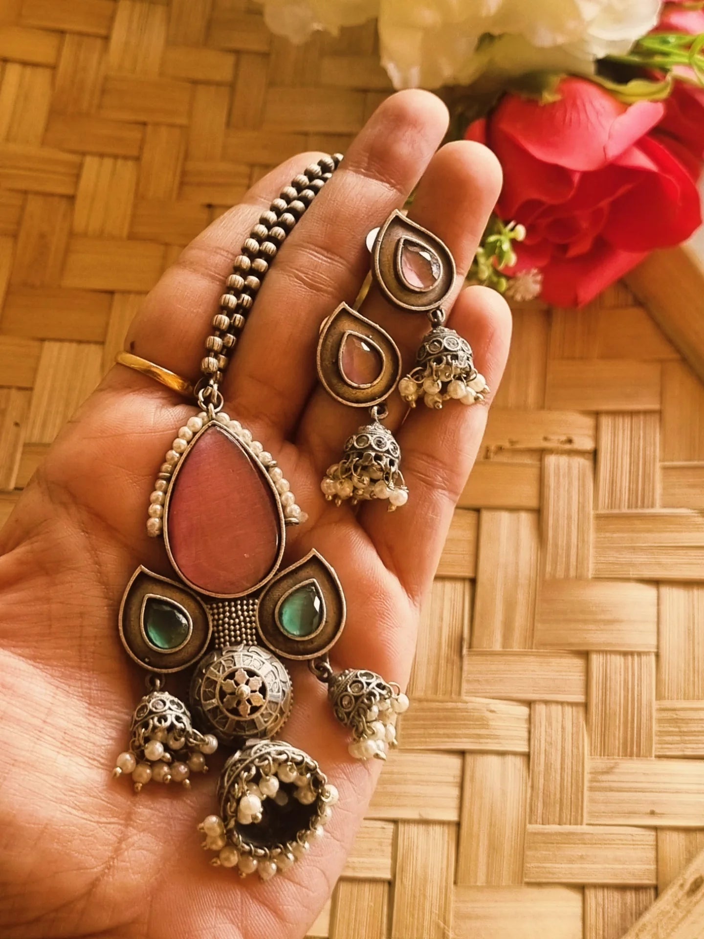 Sreemoyee Pendant Set